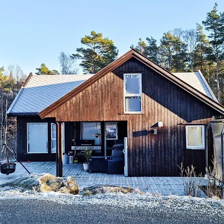 Pet Friendly In With Kitchen Holiday home
